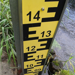 Kunststoffpegellatte mit Edelstahlträger / Einschubvariante