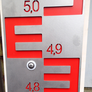 Pegellatte in VA mit Kunststoff rot hinterlegt