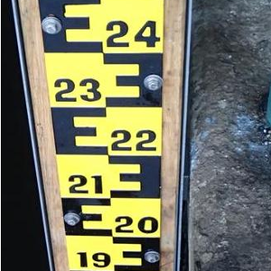 Pegellatte Alu auf Holzbohle