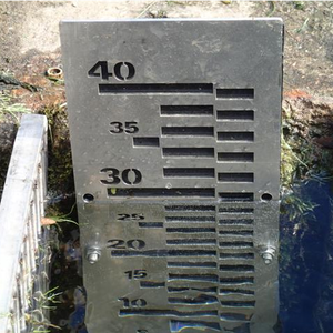 Pegellatte V2A mit PE-HD hinterlegt