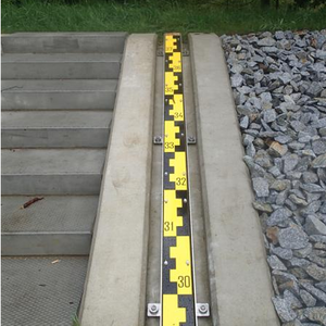 Schrägpegellatte aus Aluminium mit U-Profi