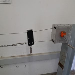 Kurbelgehäuse am T-Träger im Pegelhaus